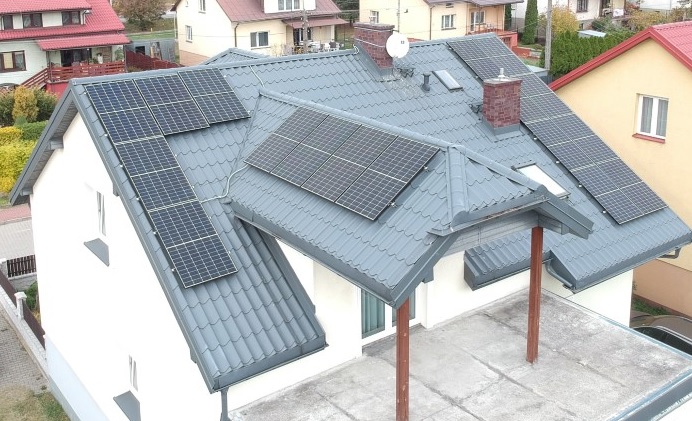 instalacja fotowoltaiczna na dachu domu jednorodzinnego