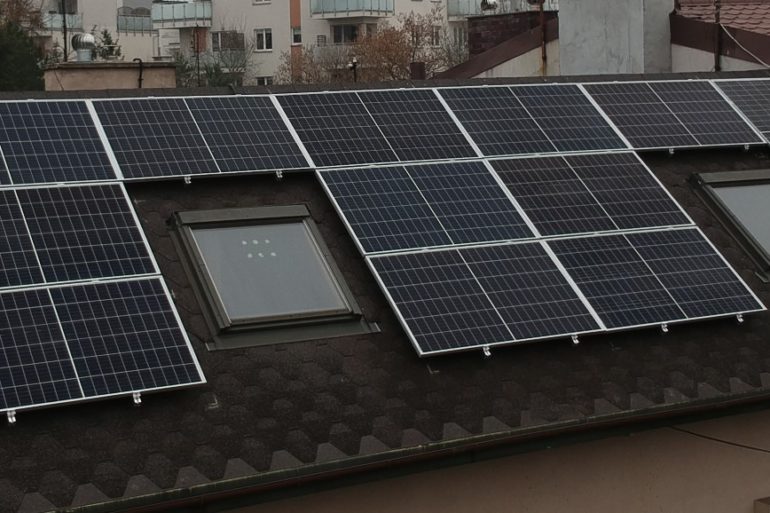 instalacja solarna na dachu domu jednorodzinnego