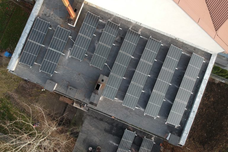 instalacja słoneczna na dachu płaskim budynku