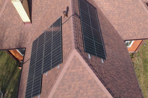 elektrownia słoneczna - panele fotowoltaiczne na dachu domu jednorodzinnego - moc 3,4 KW