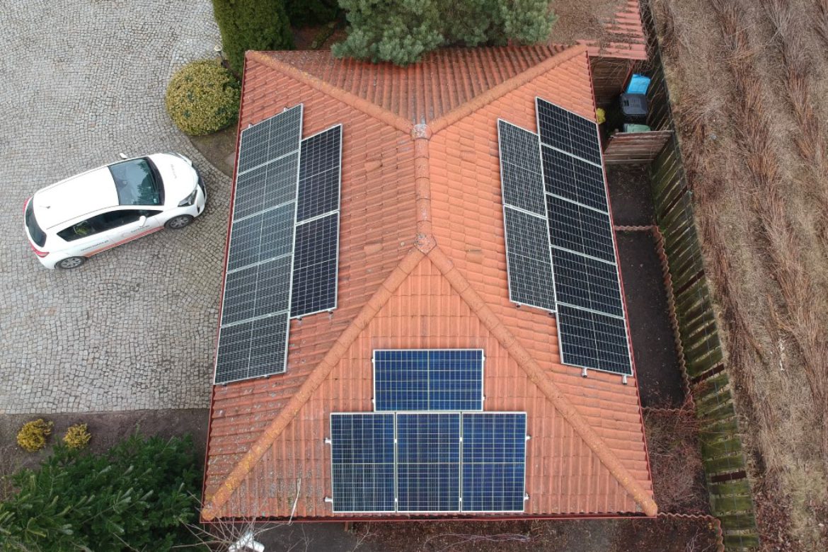 panele fotowoltaiczne na dachu domu jednorodzinnego - luty 2020